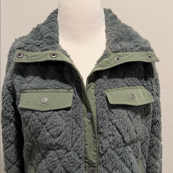 New, without tags ladies green Marmot jacket. - Picture 2 of 11